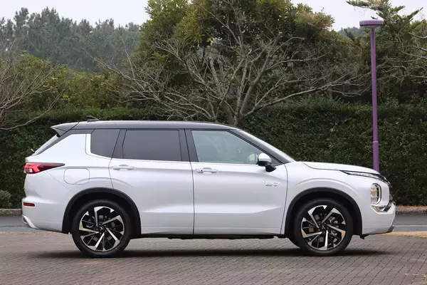 「見た目もパワートレインもインテリアも全然違うのにマジ!?　新型エクストレイルとアウトランダーは兄弟だった！」の画像