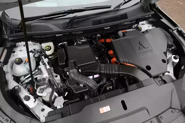 「見た目もパワートレインもインテリアも全然違うのにマジ!?　新型エクストレイルとアウトランダーは兄弟だった！」の画像