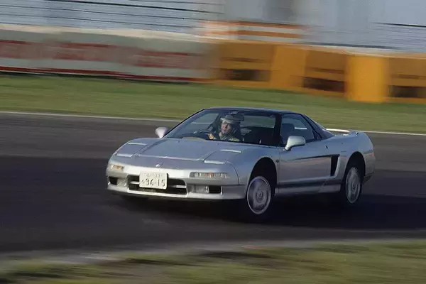 クルマ好きが言う走りなら「ミッドシップ」って本当？　そんなにいいのに採用車が少ないのはナゼ