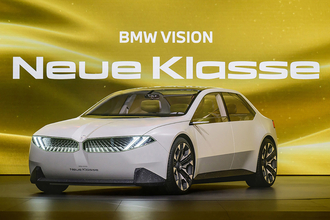 ノイエクラッセ第３弾とおぼしき新型BMW X5をPAで目撃！　偽装されているがBEVであることと鋭いヘッドライトは隠しきれず!!