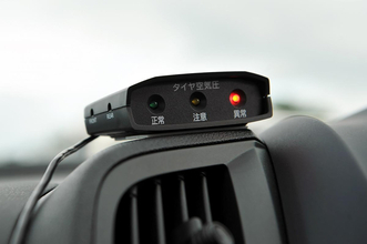 タイヤが潰れてる感じはしないけど……メーター内に空気圧警告灯が点灯！　これってそもそもどういう仕組み？