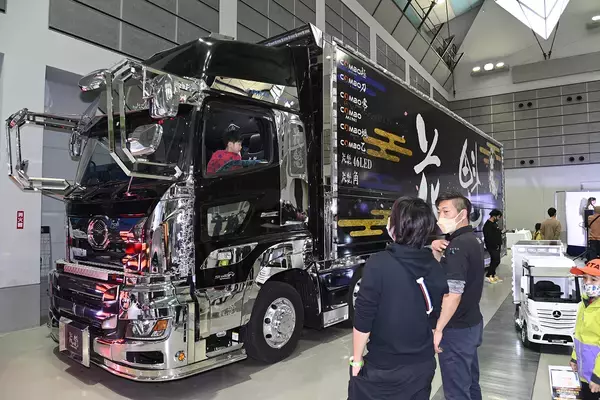 「シャコタン・シャコアゲにオーディオチューンまで！　クルマいじりなら何でもありの東北カスタムカーショー2023がド派手に開幕した」の画像