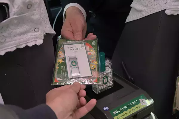 「「仁丹ってナニ？」３度の飯よりラムネが好きな平成生まれの編集部員が突撃！　乗れたら超ラッキーな世界に１台の「＃タイムスリップ仁丹タクシー」に迫った」の画像