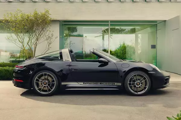 「誕生50年目を記念するスペシャルモデル！　911エディション50Yポルシェデザインの予約受注を開始」の画像