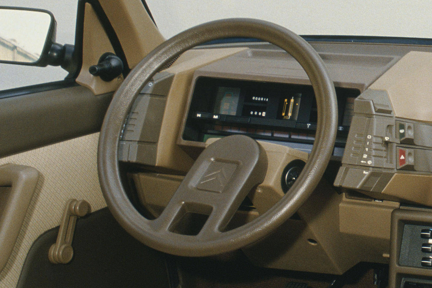 乗るたびに異世界転生！　衝撃デザインにアガること間違いなしのクルマのインパネ６選