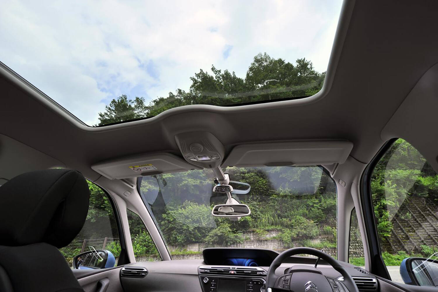 乗るたびに異世界転生！　衝撃デザインにアガること間違いなしのクルマのインパネ６選