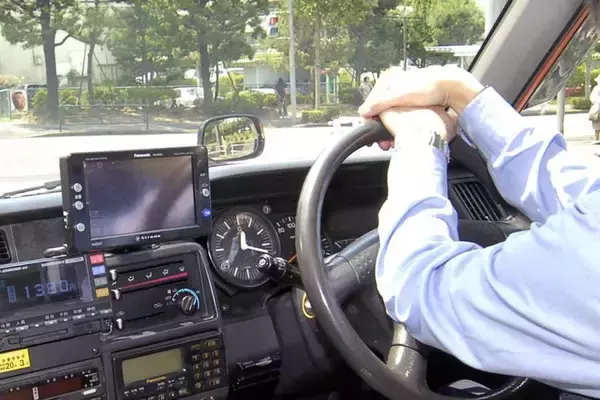 「深刻なタクシー運転手不足で「高齢者の通院の足」にも影響！　解決策の「ライドシェア解禁」に立ち塞がるハードル」の画像