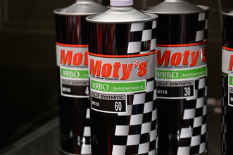 使い捨てだったオイルに「これじゃいかん！」　Moty’sが再精製基油でオイル業界の未来を切り拓く【大阪オートメッセ2026】