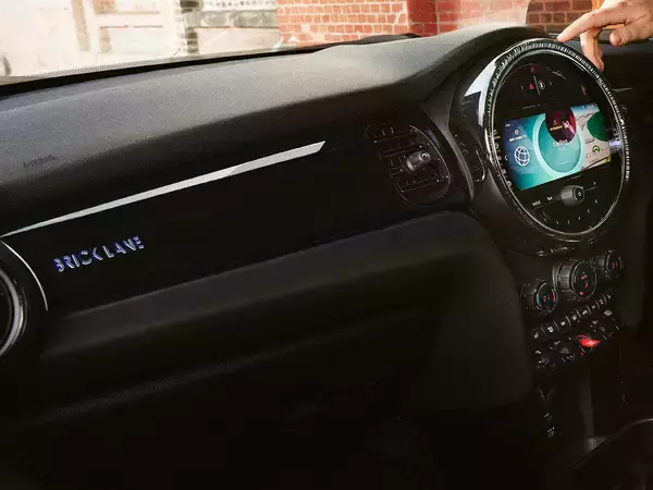 「３モデル合計で660台の限定モデル！　独創的なデザインが魅力な 限定車「MINI ブリック・レーン・エディション」が登場」の画像