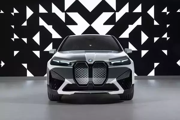 もうクルマのボディカラー選びで迷う時代は終わる！　BMWが発表した「白黒自在」に色を変えられる新技術とは