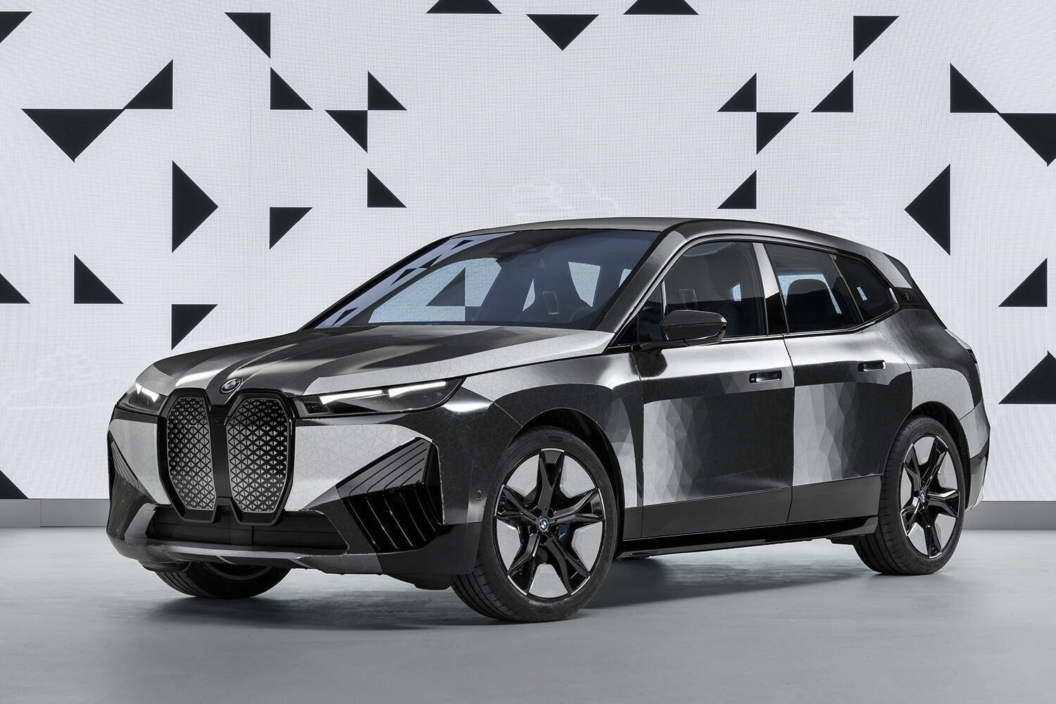 もうクルマのボディカラー選びで迷う時代は終わる！　BMWが発表した「白黒自在」に色を変えられる新技術とは