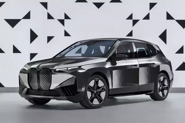 「もうクルマのボディカラー選びで迷う時代は終わる！　BMWが発表した「白黒自在」に色を変えられる新技術とは」の画像