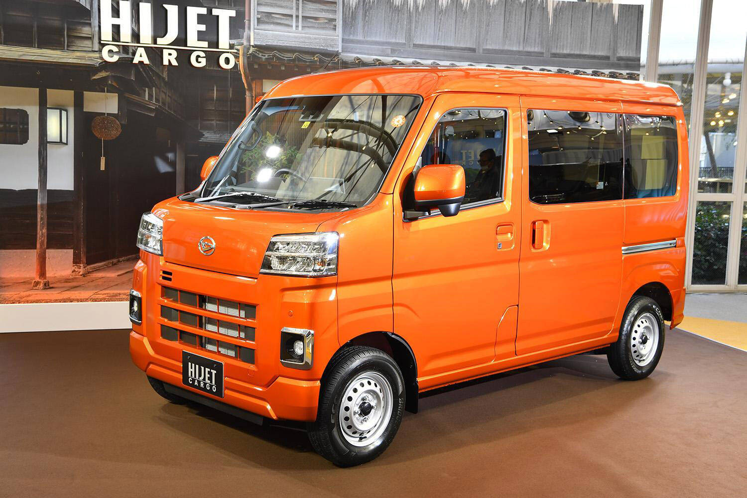 N-BOXはバカ売れもN-VANは大苦戦!?　ハイゼット＆エブリイに大差を付けられるも「負けじゃない」と言えるワケ