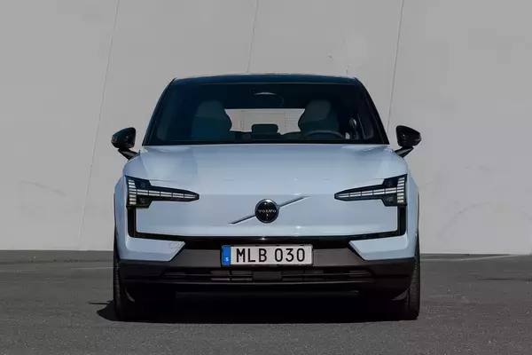 【試乗】ボルボEX30は「ハートフル鉄仮面」と呼びたくなるツンデレだった！　間もなく日本上陸予定の話題の新世代EVにいち早く試乗した