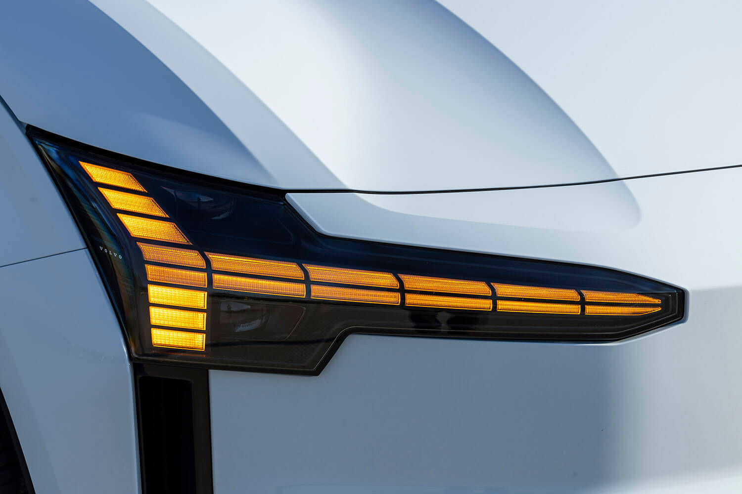 【試乗】ボルボEX30は「ハートフル鉄仮面」と呼びたくなるツンデレだった！　間もなく日本上陸予定の話題の新世代EVにいち早く試乗した