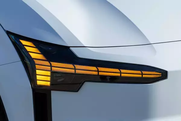 「【試乗】ボルボEX30は「ハートフル鉄仮面」と呼びたくなるツンデレだった！　間もなく日本上陸予定の話題の新世代EVにいち早く試乗した」の画像