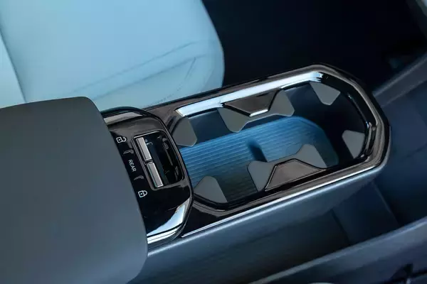 「【試乗】ボルボEX30は「ハートフル鉄仮面」と呼びたくなるツンデレだった！　間もなく日本上陸予定の話題の新世代EVにいち早く試乗した」の画像