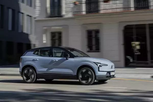 「【試乗】ボルボEX30は「ハートフル鉄仮面」と呼びたくなるツンデレだった！　間もなく日本上陸予定の話題の新世代EVにいち早く試乗した」の画像