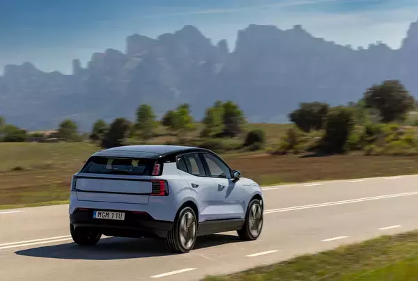 「【試乗】ボルボEX30は「ハートフル鉄仮面」と呼びたくなるツンデレだった！　間もなく日本上陸予定の話題の新世代EVにいち早く試乗した」の画像