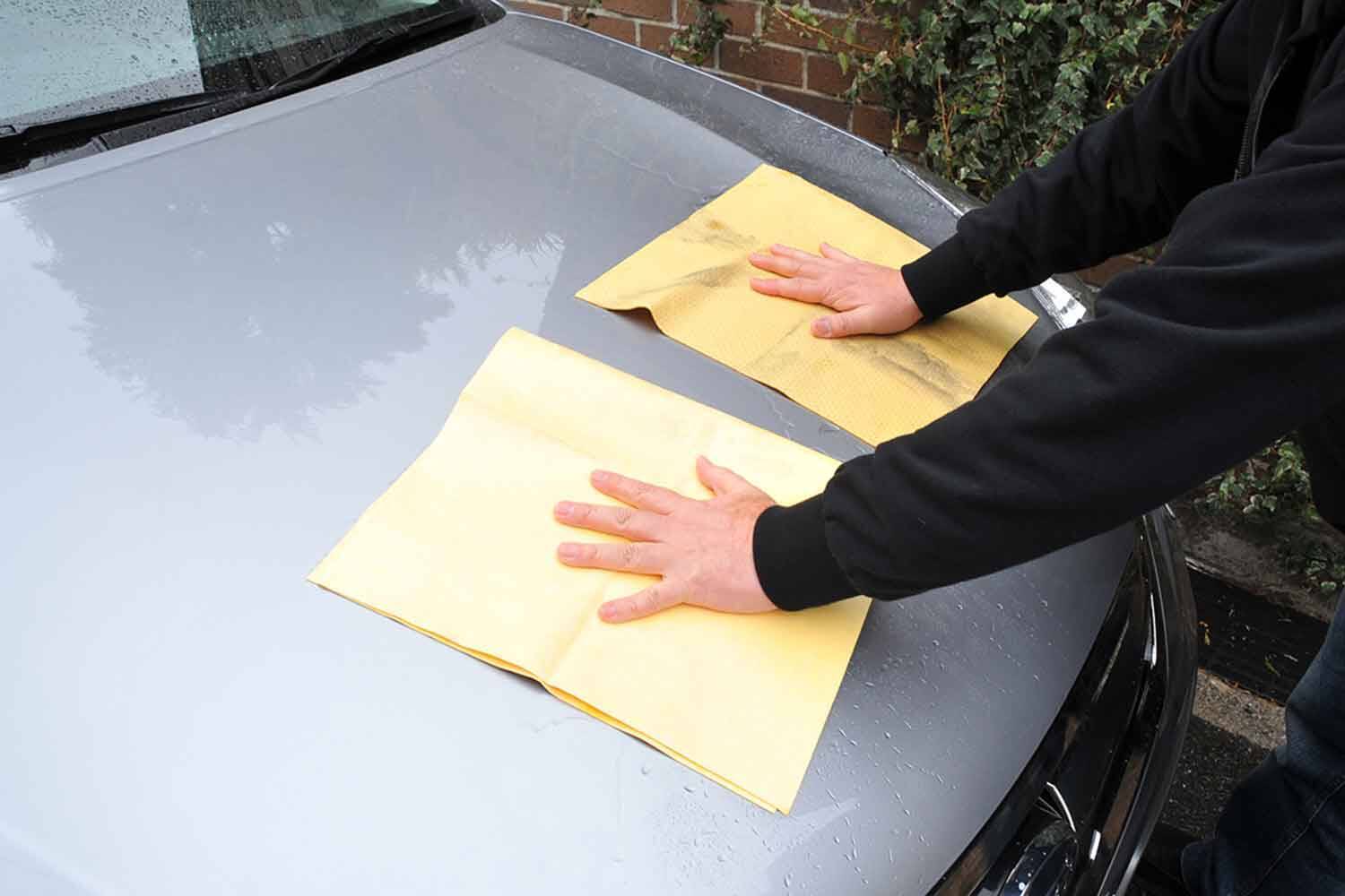 使い古しのＴシャツ……とかじゃダメ？　洗車時に使う「クロス」は「モノ」と「部位ごとの使いわけ」がめちゃくちゃ重要だった