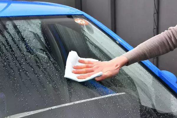 「使い古しのＴシャツ……とかじゃダメ？　洗車時に使う「クロス」は「モノ」と「部位ごとの使いわけ」がめちゃくちゃ重要だった」の画像