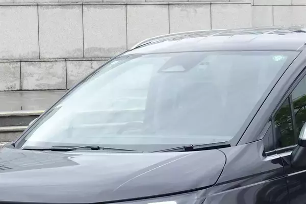 内側は「水道水拭き」NG！　クルマのフロントガラスを本当にクリアにする方法とは？