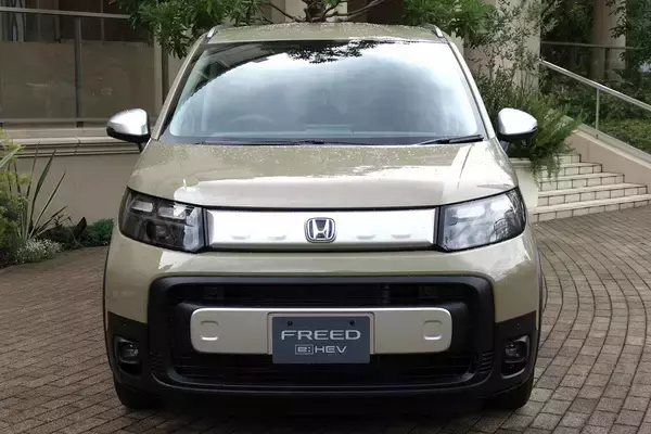 「内側は「水道水拭き」NG！　クルマのフロントガラスを本当にクリアにする方法とは？」の画像