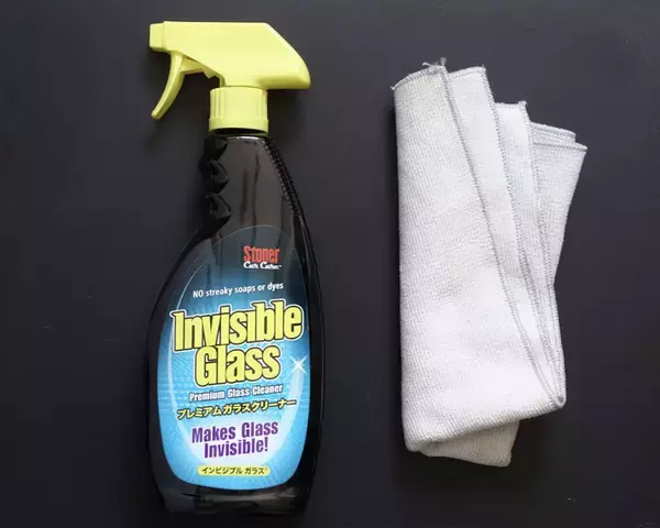 「内側は「水道水拭き」NG！　クルマのフロントガラスを本当にクリアにする方法とは？」の画像