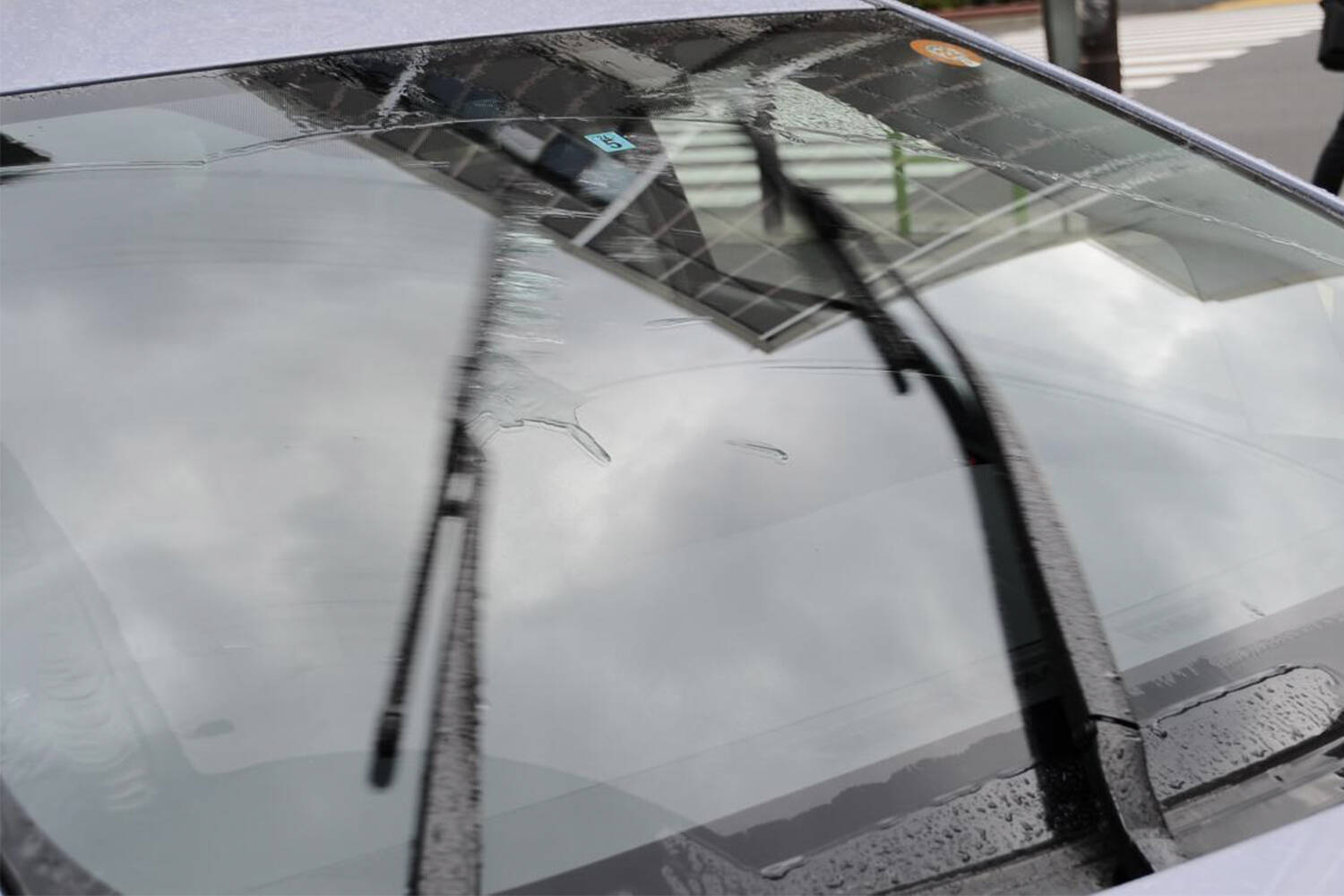 内側は「水道水拭き」NG！　クルマのフロントガラスを本当にクリアにする方法とは？