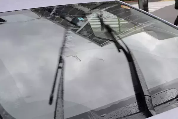 「内側は「水道水拭き」NG！　クルマのフロントガラスを本当にクリアにする方法とは？」の画像