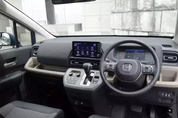 「内側は「水道水拭き」NG！　クルマのフロントガラスを本当にクリアにする方法とは？」の画像