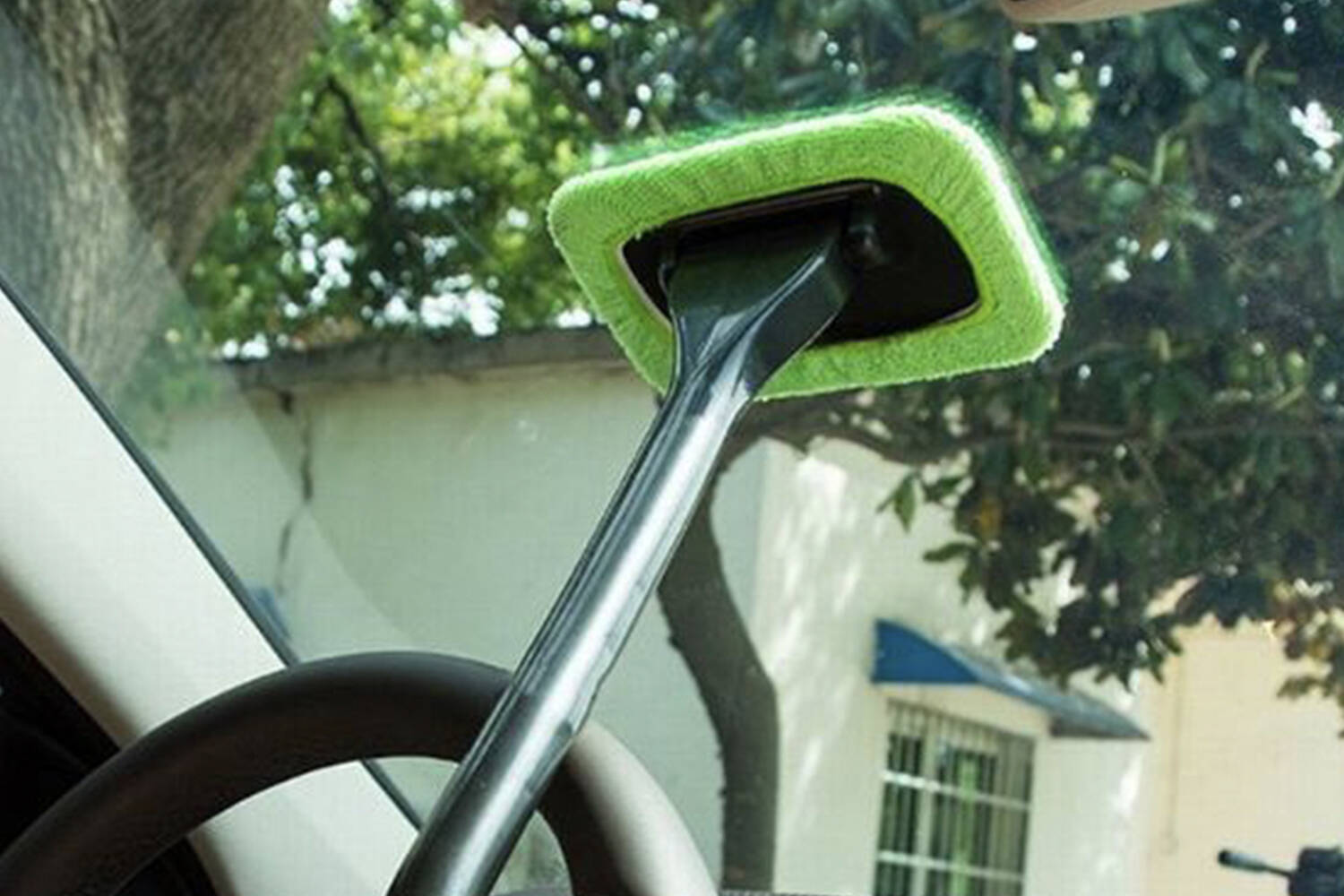 内側は「水道水拭き」NG！　クルマのフロントガラスを本当にクリアにする方法とは？