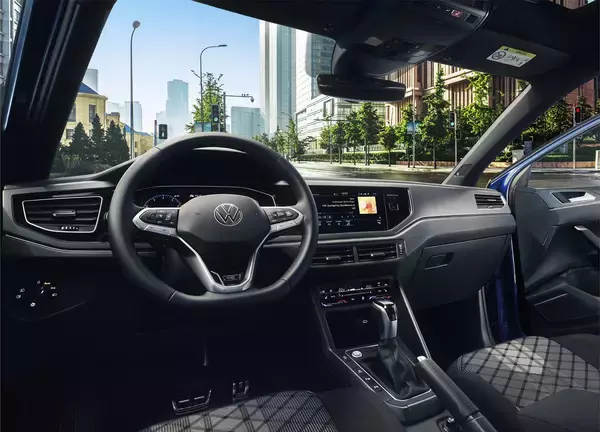 グリルを貫くライトバーでゴルフ似のイケメンに！　ビッグマイナーチェンジしたフォルクスワーゲン・ポロの先行予約を開始