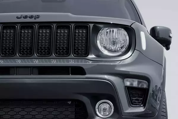 「ジープ・レネゲードに黒をキーカラーにした精悍なモデルが登場！　特別仕様車「ナイトイーグル」を発売」の画像