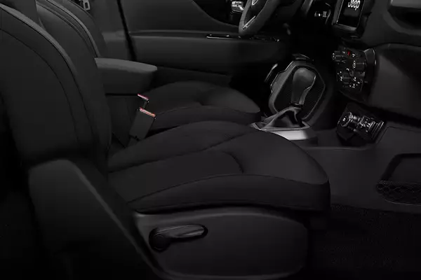 「ジープ・レネゲードに黒をキーカラーにした精悍なモデルが登場！　特別仕様車「ナイトイーグル」を発売」の画像