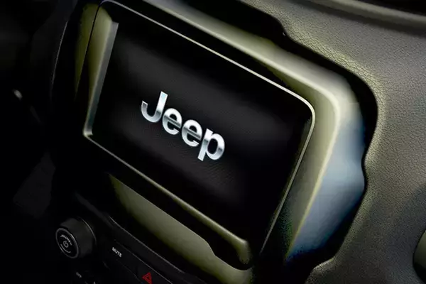 「ジープ・レネゲードに黒をキーカラーにした精悍なモデルが登場！　特別仕様車「ナイトイーグル」を発売」の画像