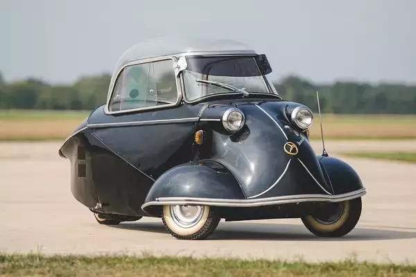 「後退時も４速までシフトアップ可能！　自転車みたいなハンドルで縦に２人乗り！　「メッサーシュミット」のKR175があらゆる点で衝撃的すぎた」の画像