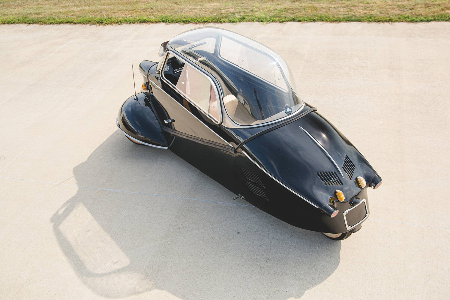 後退時も４速までシフトアップ可能！　自転車みたいなハンドルで縦に２人乗り！　「メッサーシュミット」のKR175があらゆる点で衝撃的すぎた