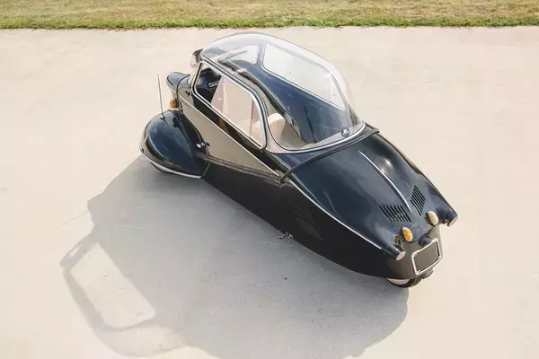 「後退時も４速までシフトアップ可能！　自転車みたいなハンドルで縦に２人乗り！　「メッサーシュミット」のKR175があらゆる点で衝撃的すぎた」の画像