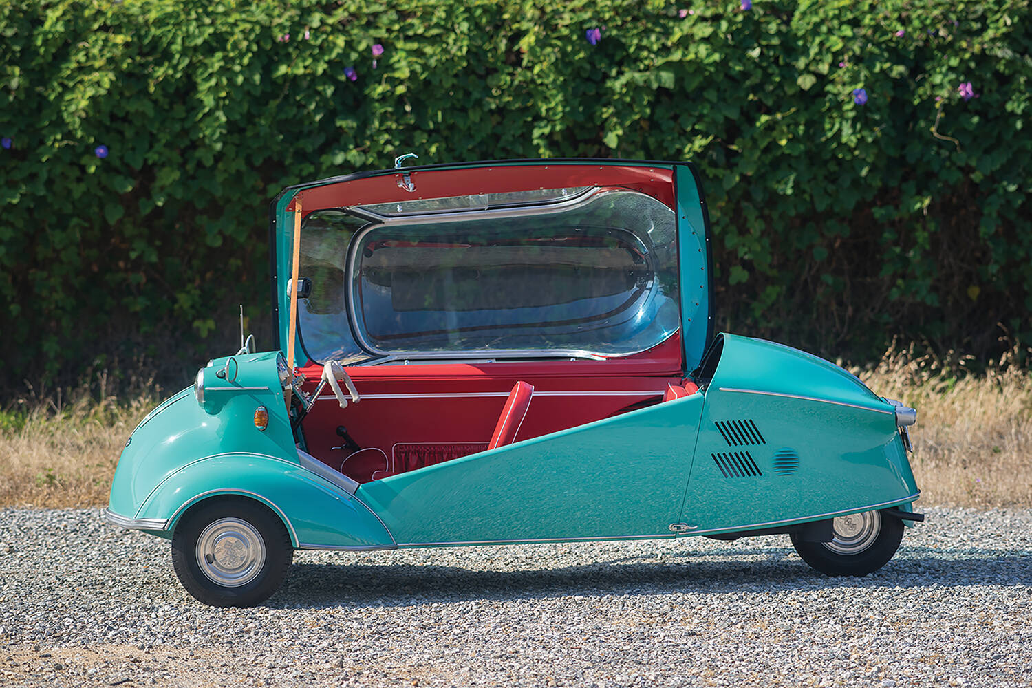 後退時も４速までシフトアップ可能！　自転車みたいなハンドルで縦に２人乗り！　「メッサーシュミット」のKR175があらゆる点で衝撃的すぎた