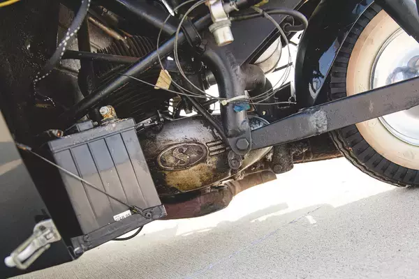 「後退時も４速までシフトアップ可能！　自転車みたいなハンドルで縦に２人乗り！　「メッサーシュミット」のKR175があらゆる点で衝撃的すぎた」の画像