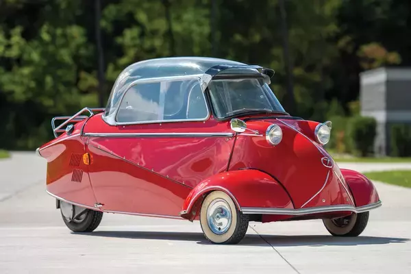 「後退時も４速までシフトアップ可能！　自転車みたいなハンドルで縦に２人乗り！　「メッサーシュミット」のKR175があらゆる点で衝撃的すぎた」の画像