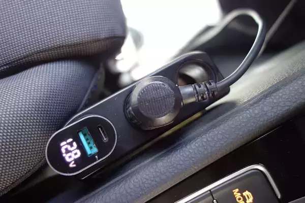 「クルマのUSBポートでスマホを充電……って何時間かかるんだ！　そこでシガーライターソケットで充電を爆速化してみた」の画像