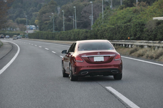 後続車に追いつかれたら「進路を譲らないと」違反！　でも制限速度一杯で走ってるし後ろは速度違反だけどそれでも譲る必要ある？