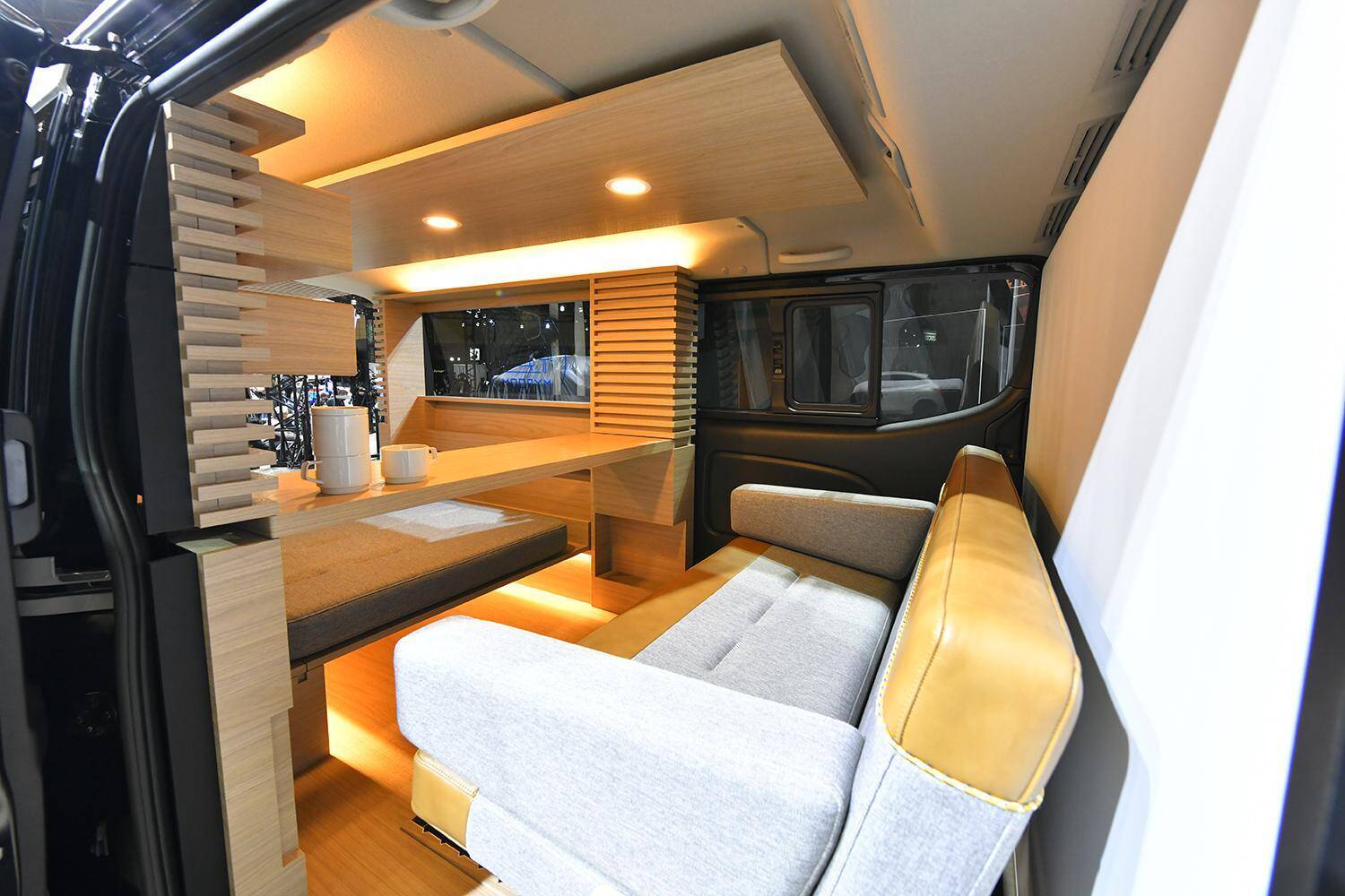 伝説の「432R」感のあるカスタム車まで登場！　フェアレディＺと隠れ家キャラバンの日産ブースは必見【東京オートサロン2022】