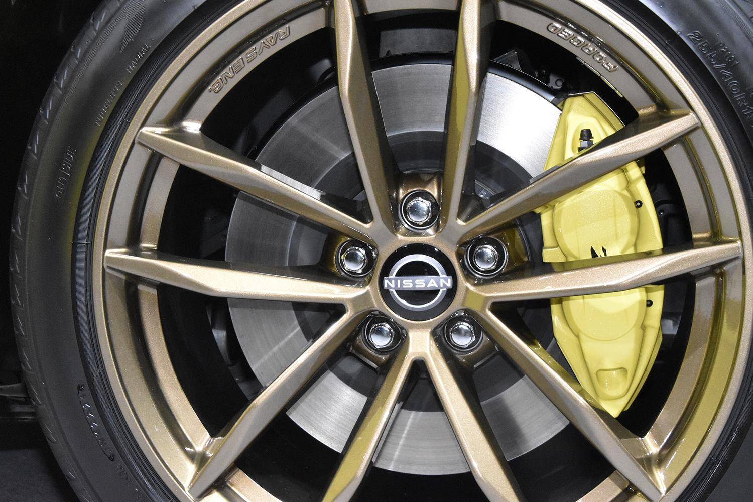 伝説の「432R」感のあるカスタム車まで登場！　フェアレディＺと隠れ家キャラバンの日産ブースは必見【東京オートサロン2022】