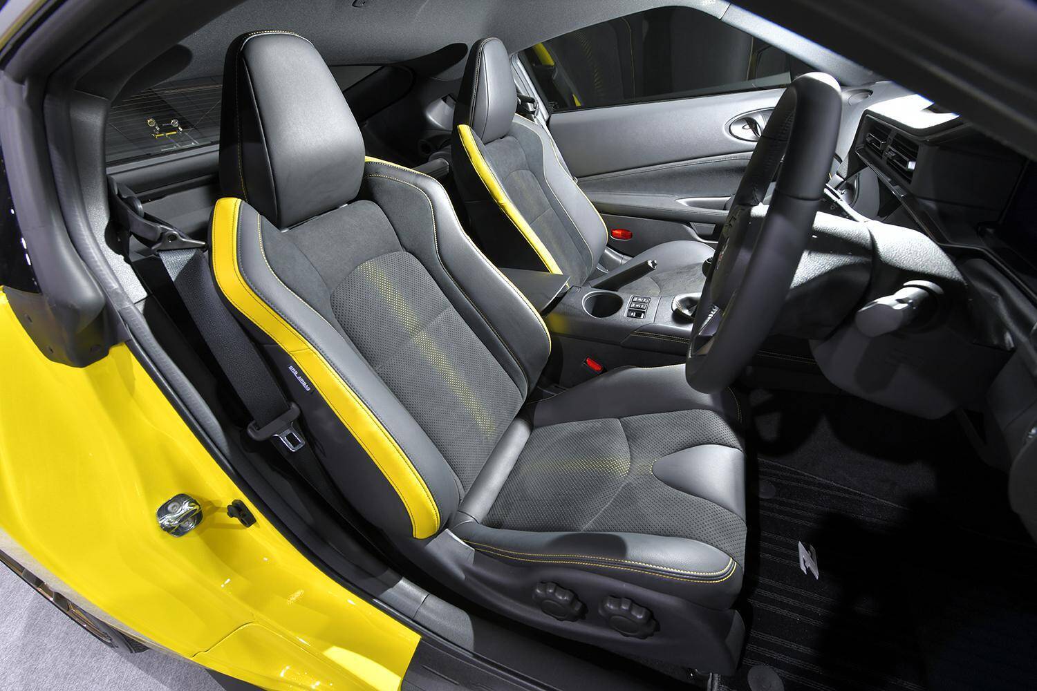 伝説の「432R」感のあるカスタム車まで登場！　フェアレディＺと隠れ家キャラバンの日産ブースは必見【東京オートサロン2022】