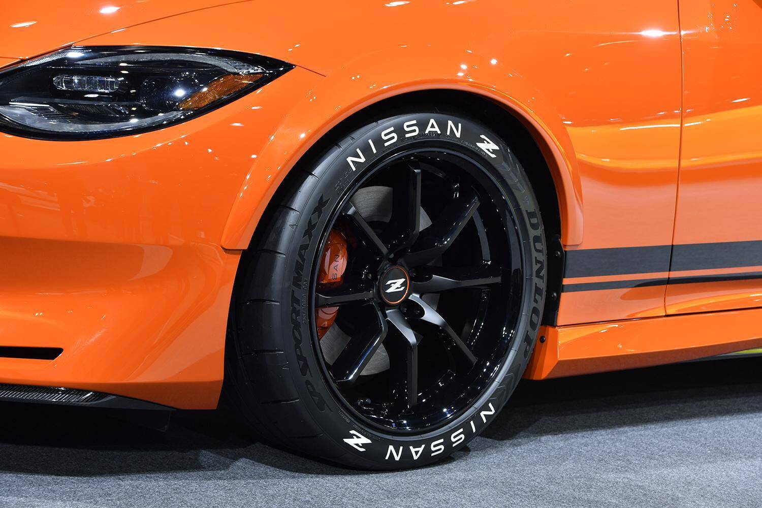 伝説の「432R」感のあるカスタム車まで登場！　フェアレディＺと隠れ家キャラバンの日産ブースは必見【東京オートサロン2022】