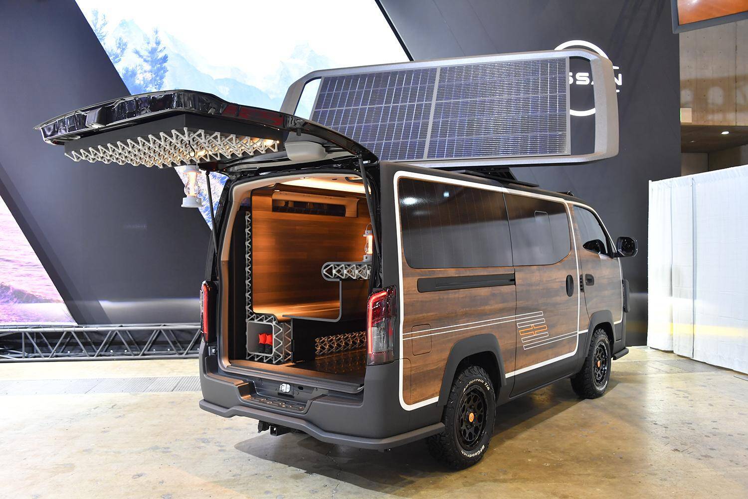 伝説の「432R」感のあるカスタム車まで登場！　フェアレディＺと隠れ家キャラバンの日産ブースは必見【東京オートサロン2022】