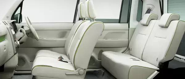 「外国人が「なんじゃこりゃ」の衝撃作も！　車内とは思えない「くつろぎ」のマイルーム感全開のクルマ５選」の画像
